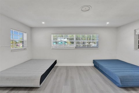 Commercial property in Hollywood, Florida 204.38 sq.m. № 1977941 - photo 12