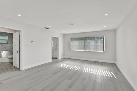 Commercial property in Hollywood, Florida 204.38 sq.m. № 1977941 - photo 4