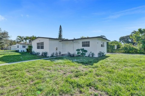 Commercial property in Hollywood, Florida 204.38 sq.m. № 1977941 - photo 2