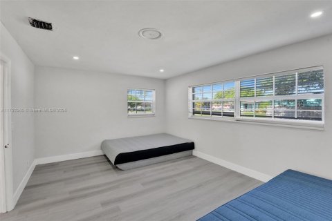 Commercial property in Hollywood, Florida 204.38 sq.m. № 1977941 - photo 13