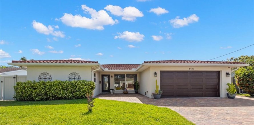 House in Saint Petersburg, Florida 3 bedrooms, 150.69 sq.m. № 1677885
