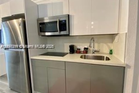 Condo in Sunny Isles Beach, Florida  № 1948852 - photo 6