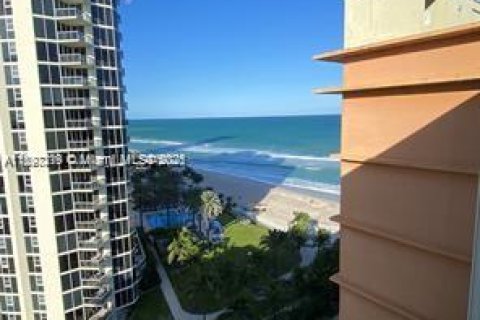 Condo in Sunny Isles Beach, Florida  № 1948852 - photo 3