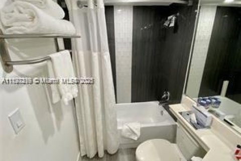 Condo in Sunny Isles Beach, Florida  № 1948852 - photo 7