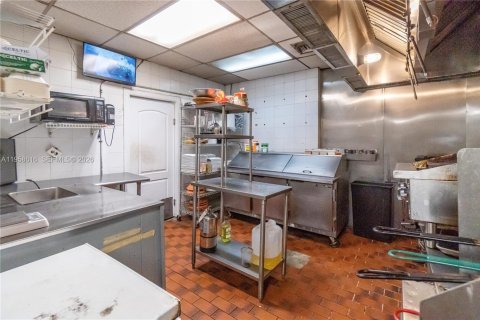 Купить коммерческую недвижимость в Майами, Флорида № 2020888 - фото 11