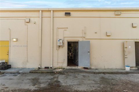 Купить коммерческую недвижимость в Майами, Флорида № 2020888 - фото 23