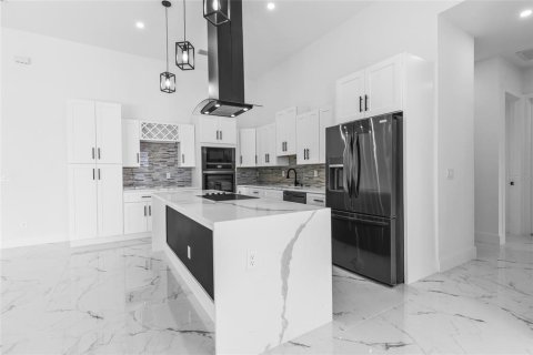 House in Cape Coral, Florida 4 bedrooms, 184.97 sq.m. № 1620145 - photo 10
