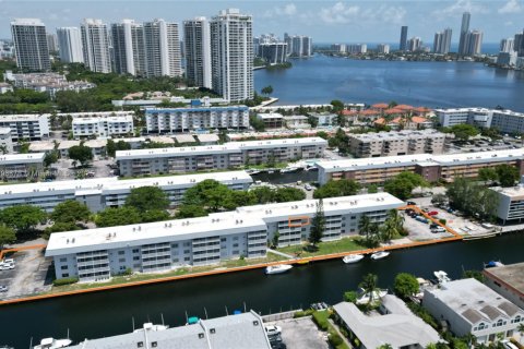 Condo in North Miami Beach, Florida, 1 bedroom  № 1979042 - photo 2