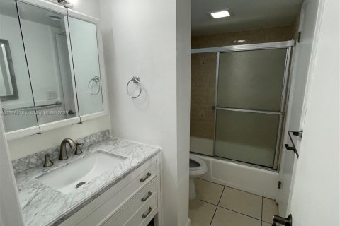 Condo in North Miami Beach, Florida, 1 bedroom  № 1979042 - photo 9