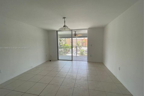 Condo in North Miami Beach, Florida, 1 bedroom  № 1979042 - photo 7