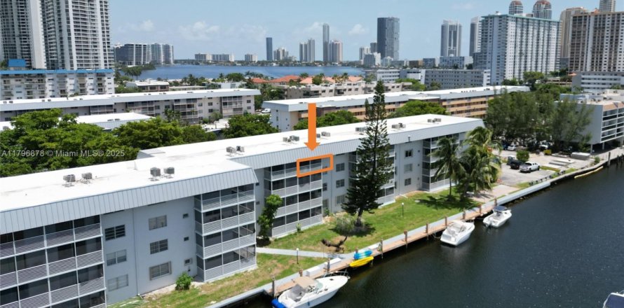 Condo in North Miami Beach, Florida, 1 bedroom  № 1979042
