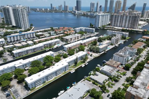 Condo in North Miami Beach, Florida, 1 bedroom  № 1979042 - photo 4