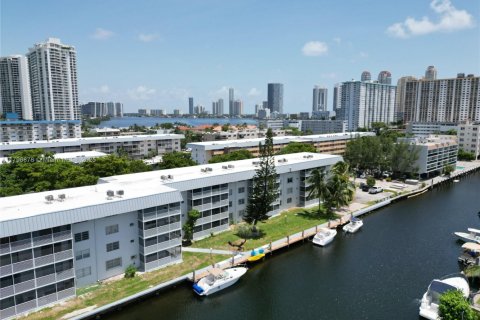 Condo in North Miami Beach, Florida, 1 bedroom  № 1979042 - photo 3