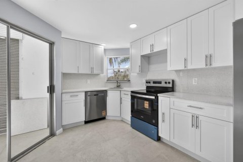 Condo in Lake Worth, Florida, 2 bedrooms № 2248680 - photo 27