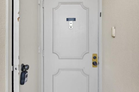 Condo in Lake Worth, Florida, 2 bedrooms № 2248680 - photo 8