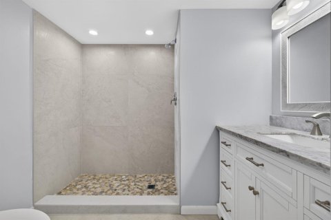 Condo in Lake Worth, Florida, 2 bedrooms № 2248680 - photo 13