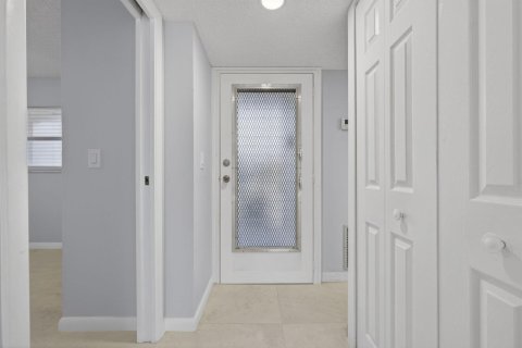 Condo in Lake Worth, Florida, 2 bedrooms № 2248680 - photo 18