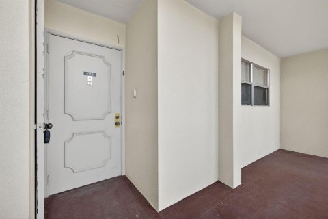 Condo in Lake Worth, Florida, 2 bedrooms № 2248680 - photo 10