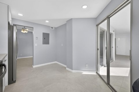 Condo in Lake Worth, Florida, 2 bedrooms № 2248680 - photo 30