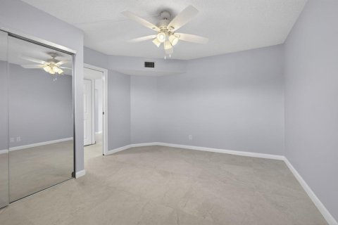 Condo in Lake Worth, Florida, 2 bedrooms № 2248680 - photo 12