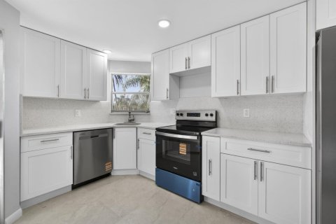 Condo in Lake Worth, Florida, 2 bedrooms № 2248680 - photo 28