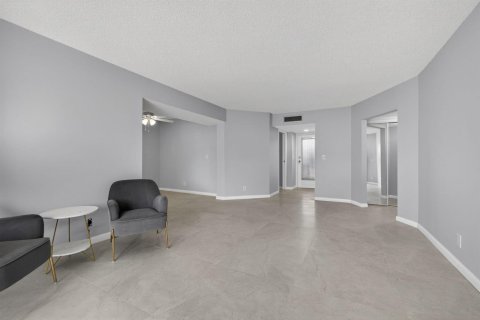 Condo in Lake Worth, Florida, 2 bedrooms № 2248680 - photo 22