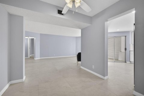 Condo in Lake Worth, Florida, 2 bedrooms № 2248680 - photo 25