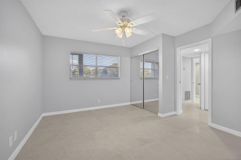 Condo in Lake Worth, Florida, 2 bedrooms № 2248680 - photo 11