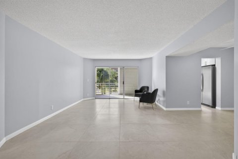 Condo in Lake Worth, Florida, 2 bedrooms № 2248680 - photo 19