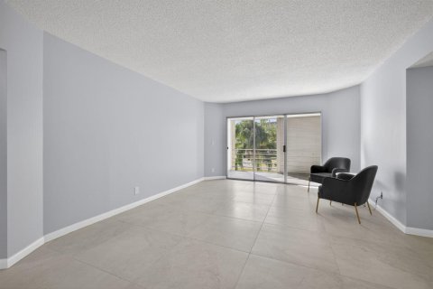 Condo in Lake Worth, Florida, 2 bedrooms № 2248680 - photo 20