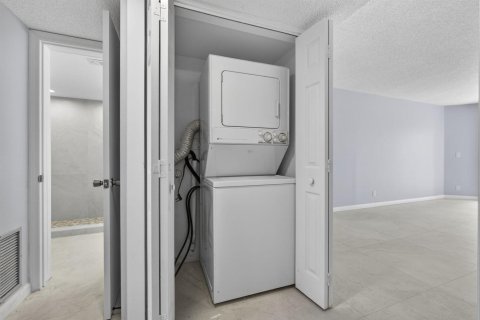 Condo in Lake Worth, Florida, 2 bedrooms № 2248680 - photo 17