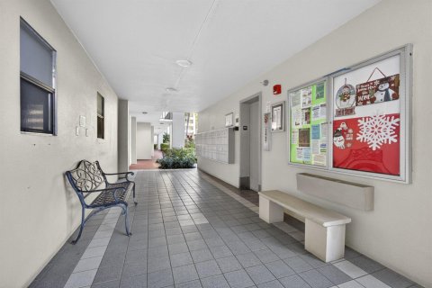 Condo in Lake Worth, Florida, 2 bedrooms № 2248680 - photo 3