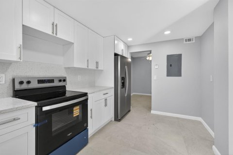 Condo in Lake Worth, Florida, 2 bedrooms № 2248680 - photo 29