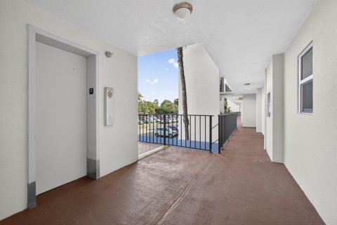 Condo in Lake Worth, Florida, 2 bedrooms № 2248680 - photo 5