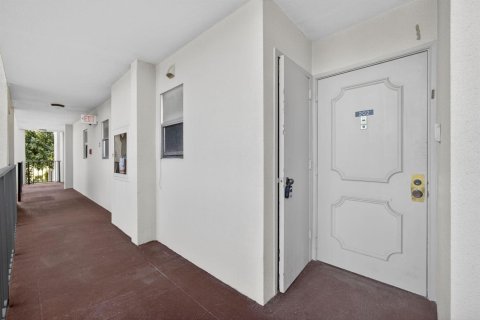 Condo in Lake Worth, Florida, 2 bedrooms № 2248680 - photo 9