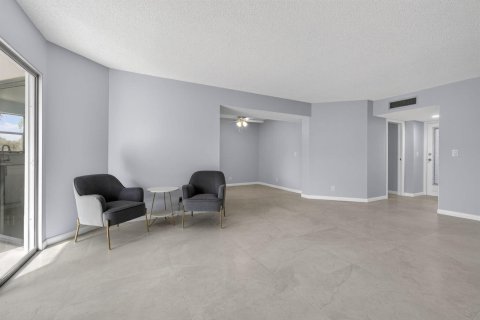 Condo in Lake Worth, Florida, 2 bedrooms № 2248680 - photo 23