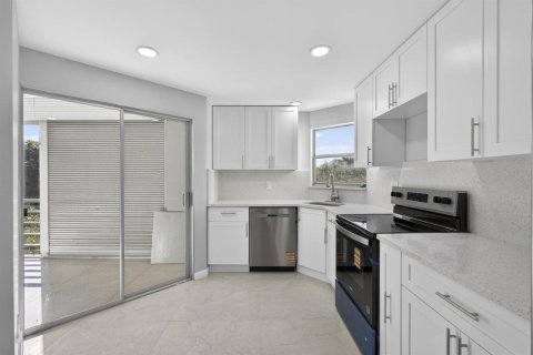Condo in Lake Worth, Florida, 2 bedrooms № 2248680 - photo 26