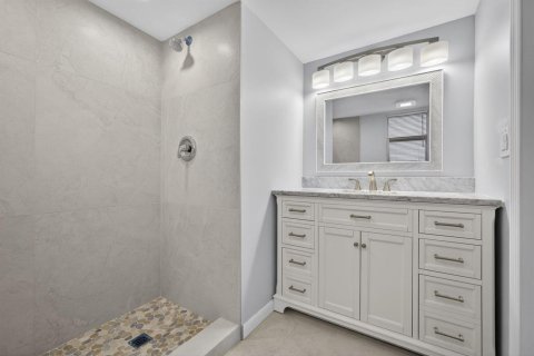 Condo in Lake Worth, Florida, 2 bedrooms № 2248680 - photo 14