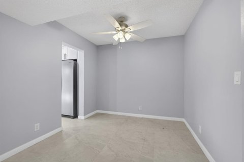Condo in Lake Worth, Florida, 2 bedrooms № 2248680 - photo 24