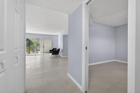 Condo in Lake Worth, Florida, 2 bedrooms № 2248680 - photo 16