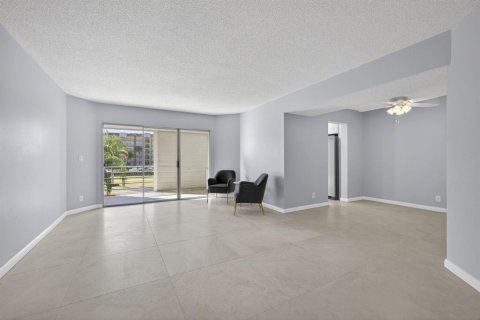 Condo in Lake Worth, Florida, 2 bedrooms № 2248680 - photo 21