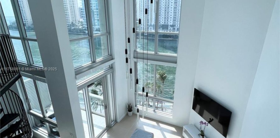 Кондоминиум с 1 спальней в Майами, Флорида № 2035018