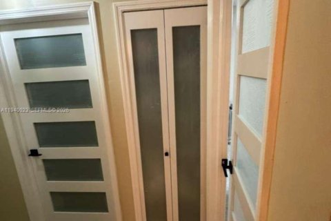 House in Miami, Florida 3 bedrooms, 161.37 sq.m. № 2000643 - photo 7