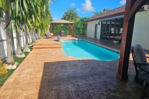 House in Miami, Florida 3 bedrooms, 161.37 sq.m. № 2000643 - photo 22