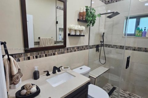 House in Miami, Florida 3 bedrooms, 161.37 sq.m. № 2000643 - photo 12