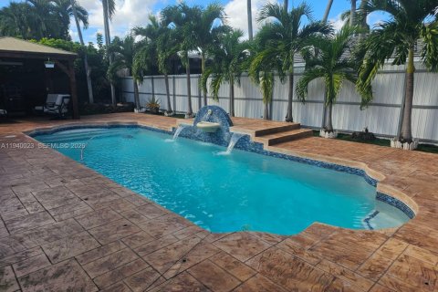 House in Miami, Florida 3 bedrooms, 161.37 sq.m. № 2000643 - photo 18