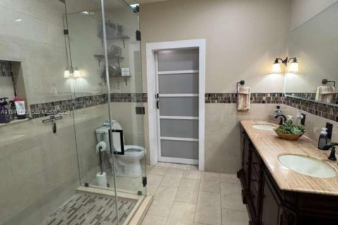 House in Miami, Florida 3 bedrooms, 161.37 sq.m. № 2000643 - photo 2
