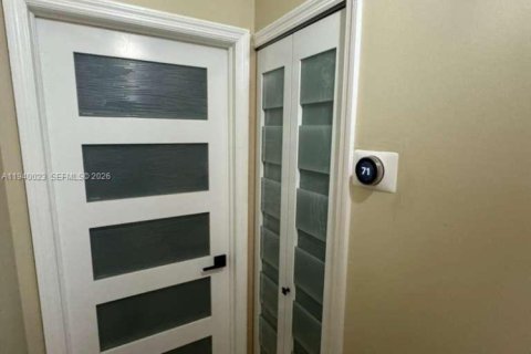 House in Miami, Florida 3 bedrooms, 161.37 sq.m. № 2000643 - photo 6