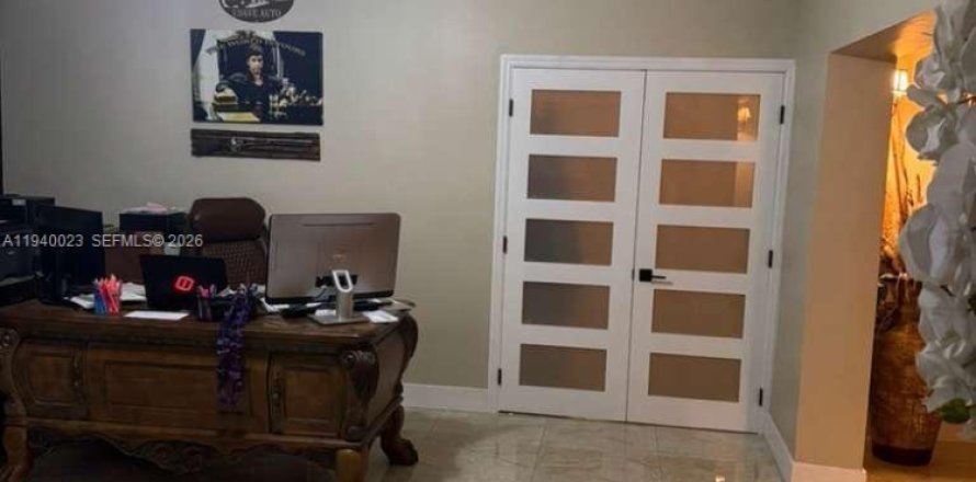 House in Miami, Florida 3 bedrooms, 161.37 sq.m. № 2000643