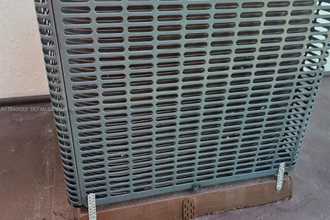 House in Miami, Florida 3 bedrooms, 161.37 sq.m. № 2000643 - photo 17